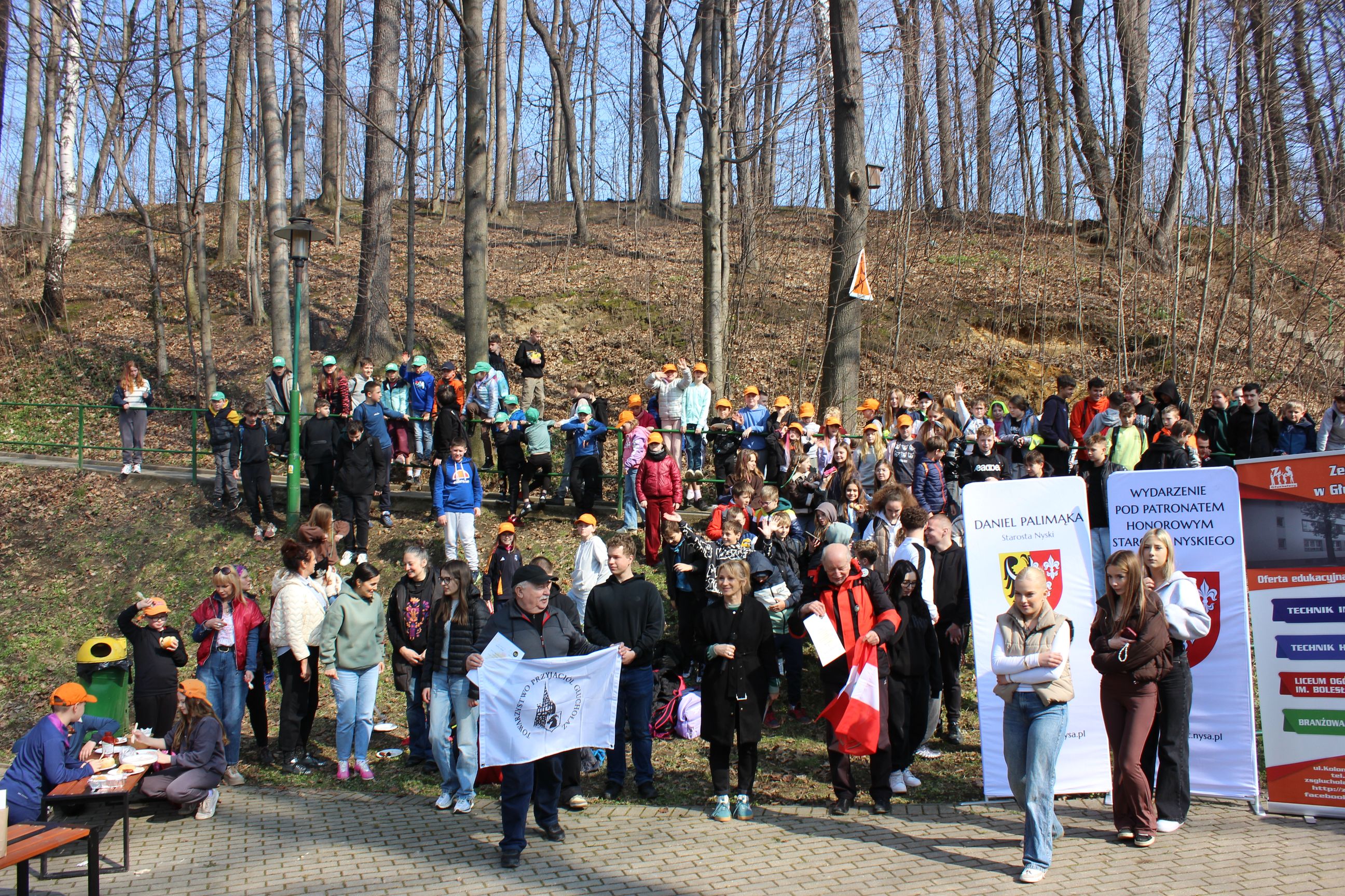 Uczniowie lokalnych szk&oacute;ł wzięli udział w grze terenowej &bdquo;Złote Szlaki&rdquo;, zorganizowanej w ramach og&oacute;lnopolskiej olimpiady Zwolnieni z Teorii
