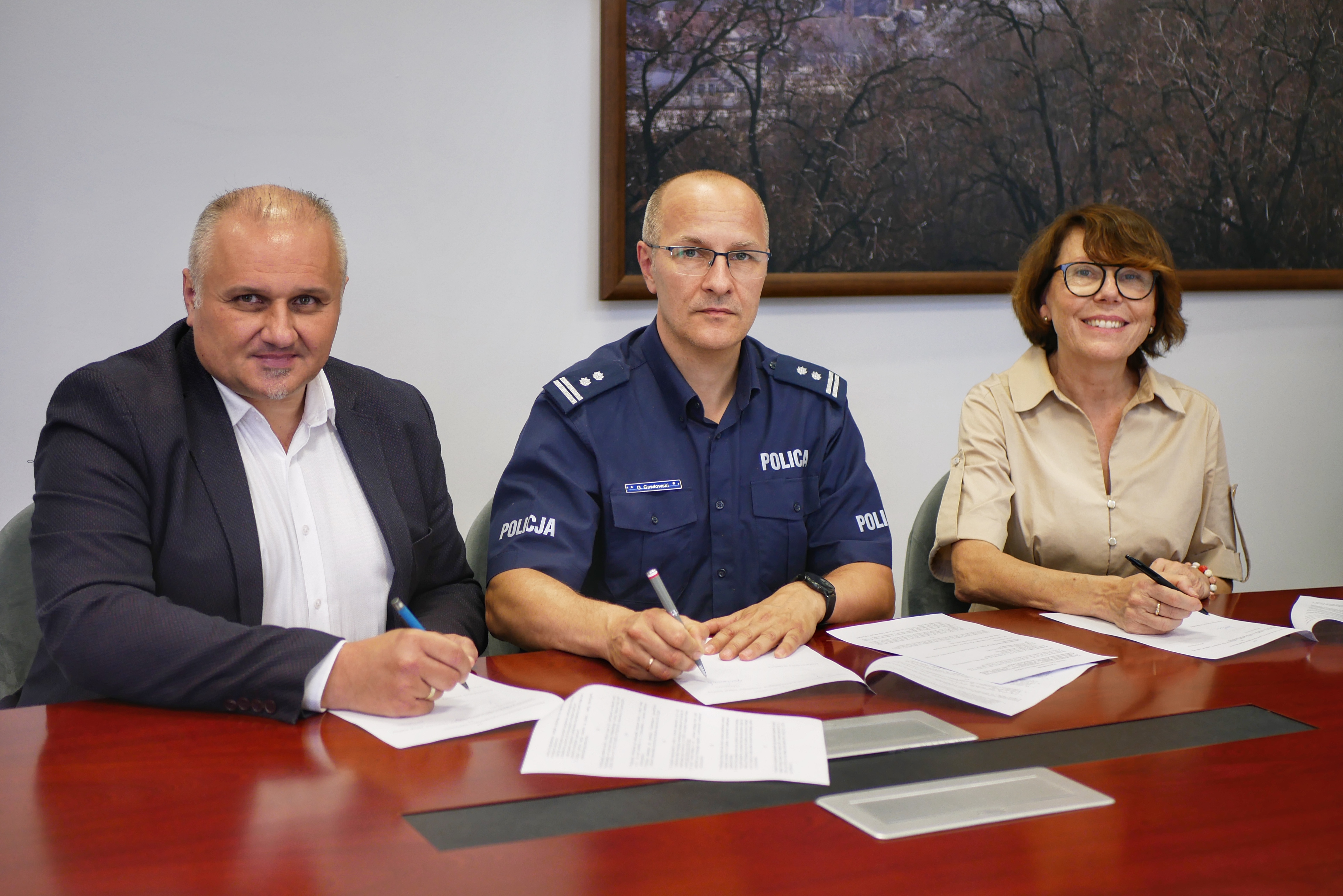 Daniel Palimąka starosta nyski, Jolanta Barska wicestarosta nyski oraz Komendant Powiatowy Policji w Nysie mł. insp. Grzegorz Gawłowski podpisali porozumienie dotyczące przekazania środk&oacute;w finansowych z budżetu Powiatu Nyskiego na rzecz Komendy Powiatowej Policji w Nysie.