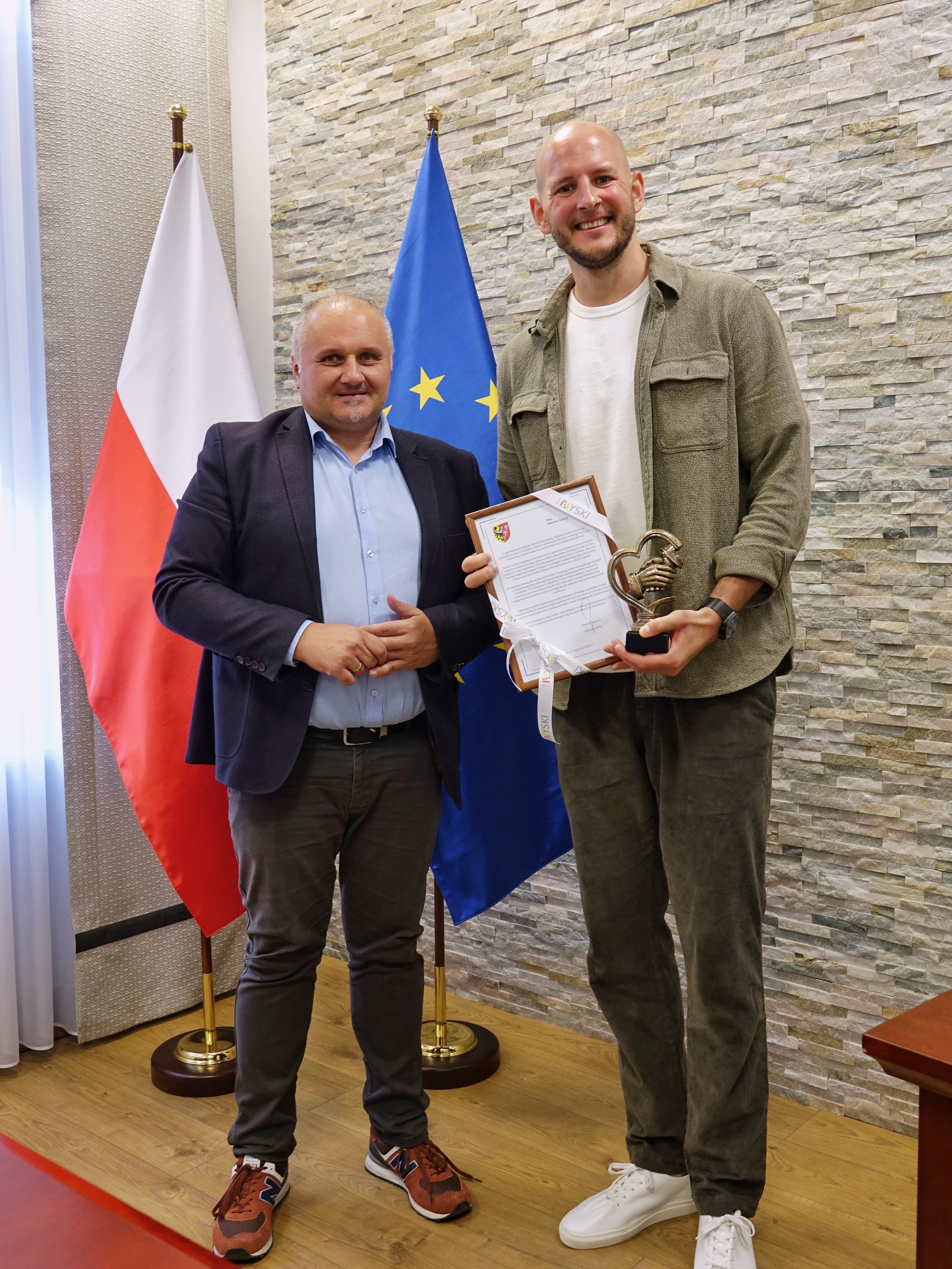 Bartosz Kurek wyróżniony statuetką „Cordialis” Daniel Palimąka Starosta Nyski spotkał się z Bartoszem Kurkiem, reprezentantem Polski w piłce siatkowej, aby podziękować mu za wieloletnie promowanie Powiatu Nyskiego oraz budowanie jego pozytywnego wizerunku na arenie krajowej i międzynarodowej.