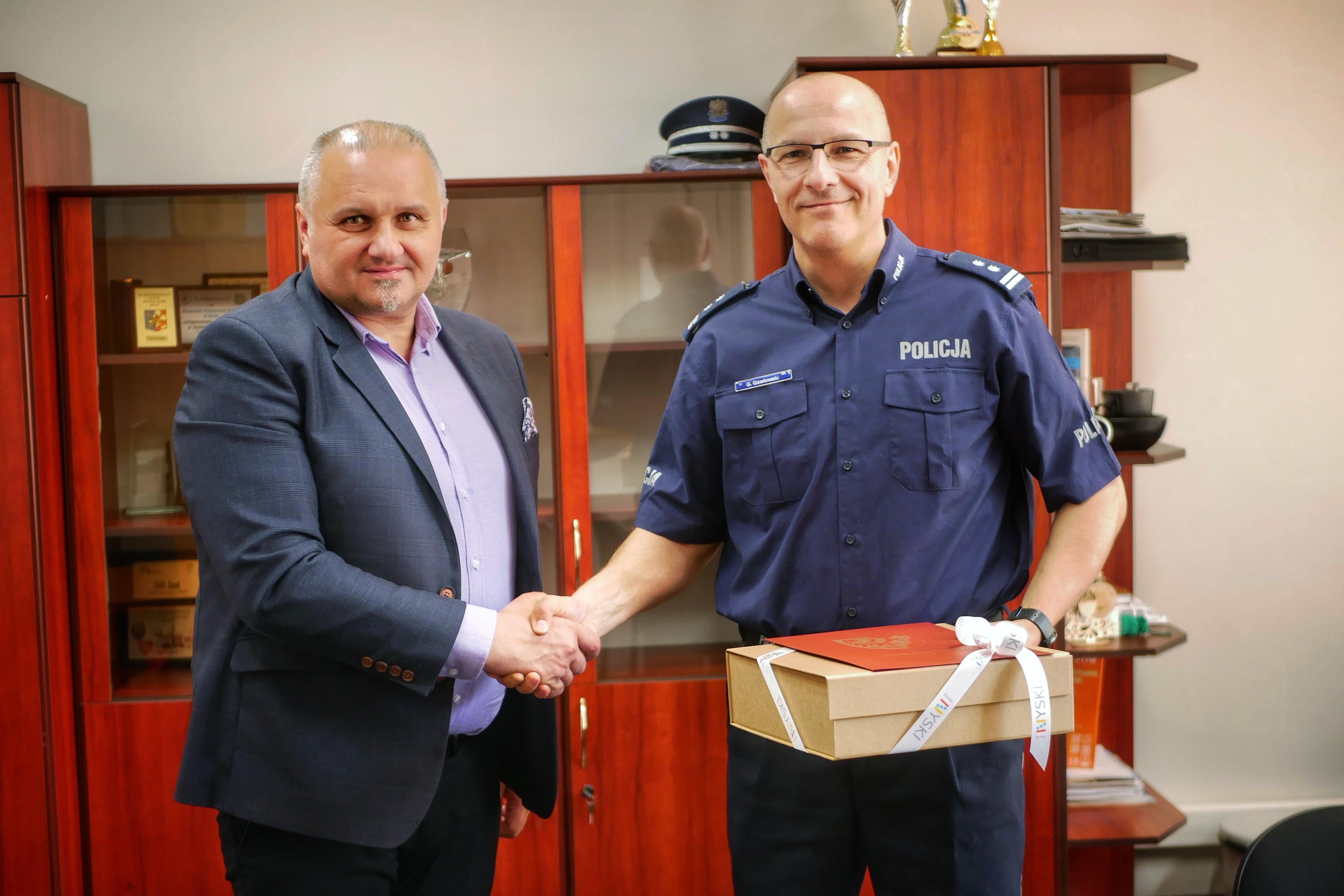 Starosta Nyski osobiście wręczył nowemu komendantowi gratulacje oraz życzenia sukcesów w kierowaniu nyską jednostką policji.