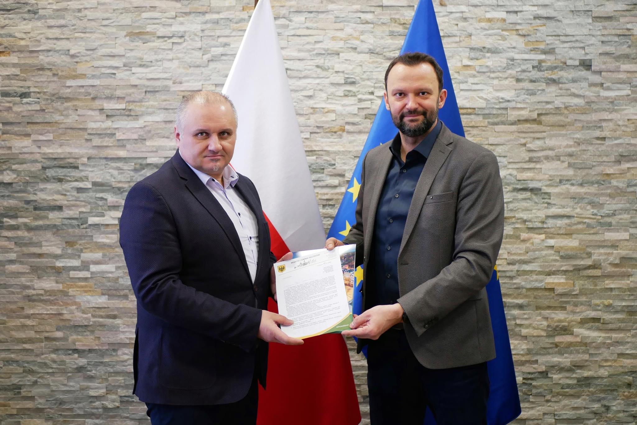 Na zdjęciu Daniel Palimąka Starosta Nyski oraz Burmistrz Paczkowa Artur Rolka