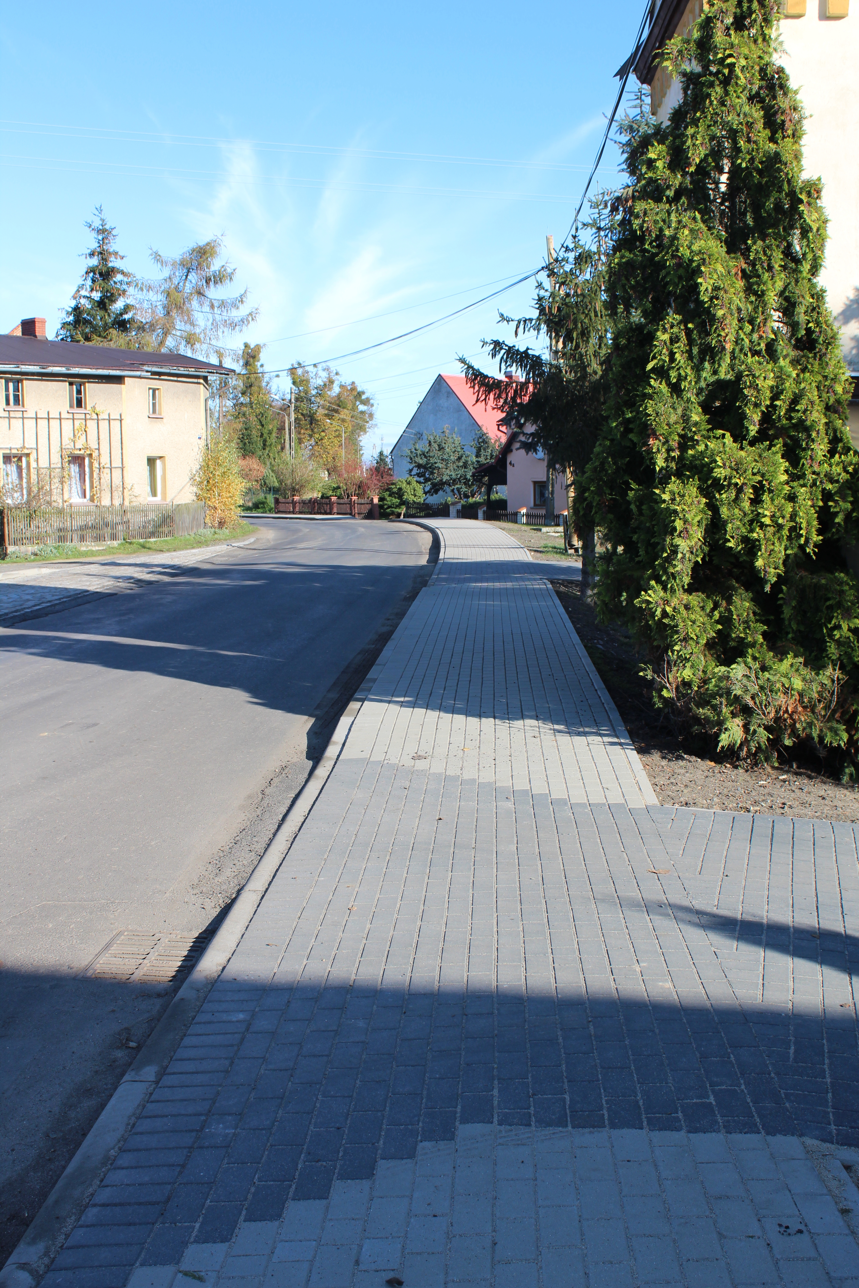 Przebudowa chodnika na łącznej długości  235m, wykonanie nawierzchni chodnika wraz ze zjazdami na posesje z kostki brukowej betonowej