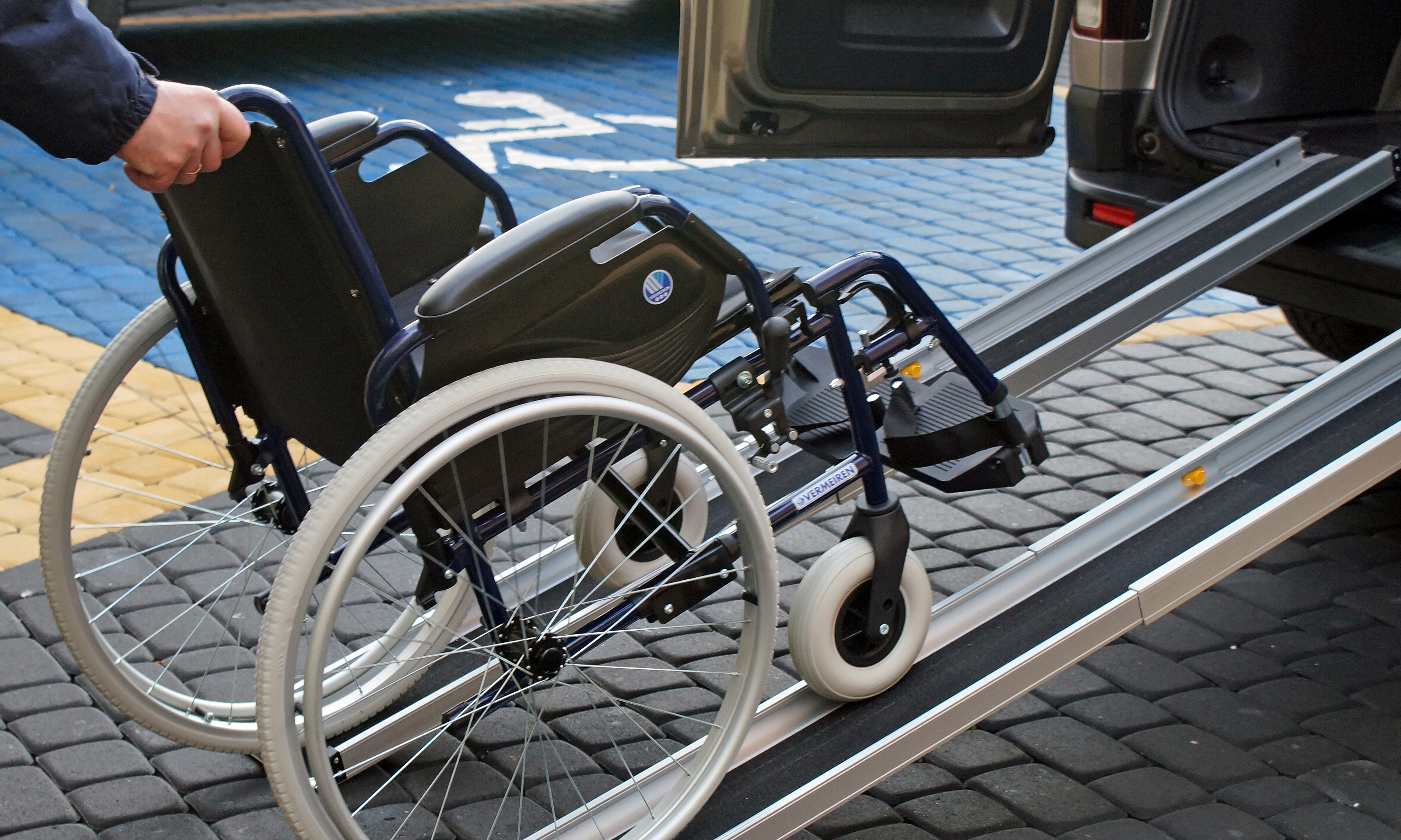 Zdjęcie przedstawia wózek inwalidzki