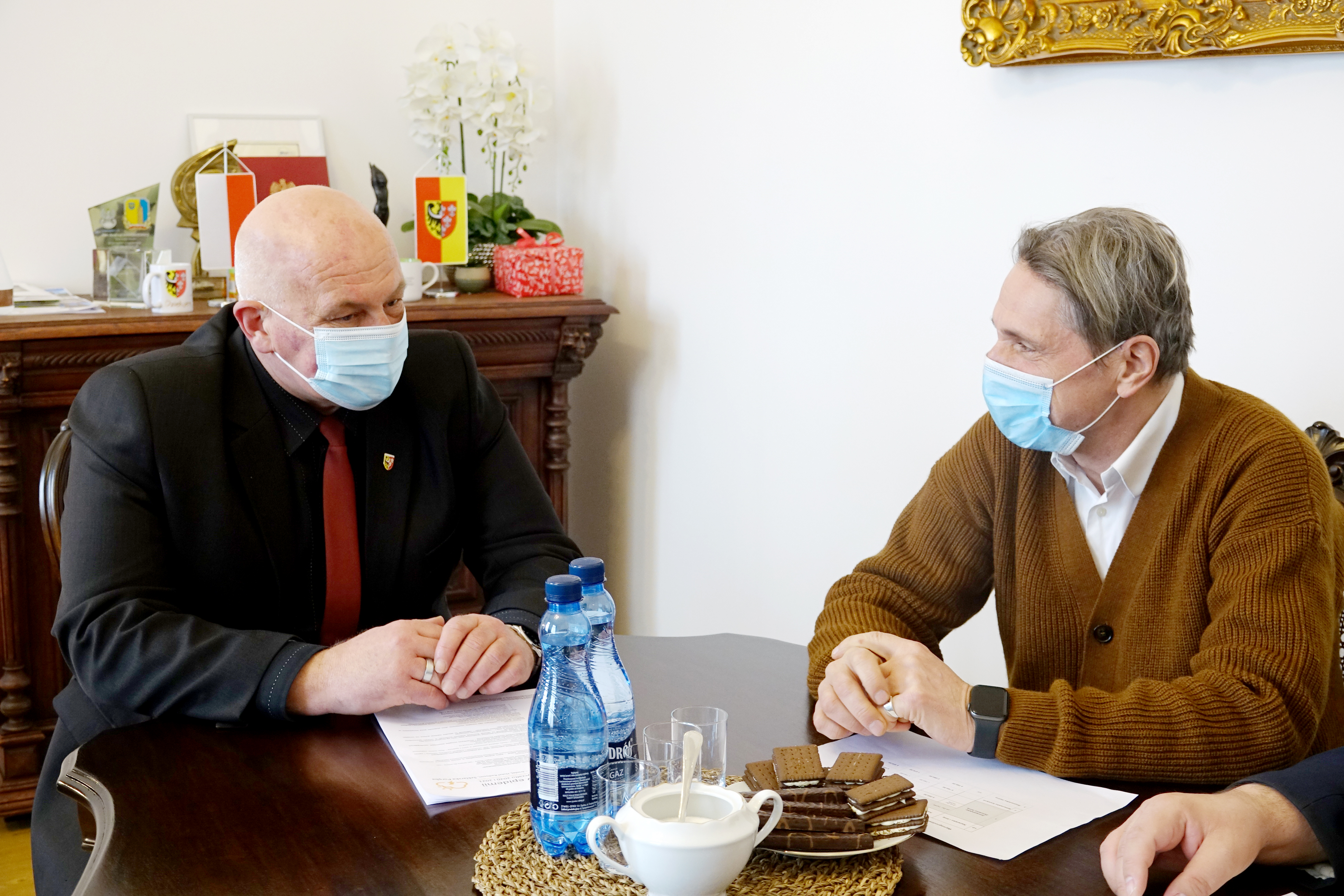 Starosta Nyski #AndrzejKruczkiewicz spotkał się dziś (5 marca) z profesorem Janem Szczegielniakiem Konsultantem Krajowym w dziedzinie fizjoterapii. 