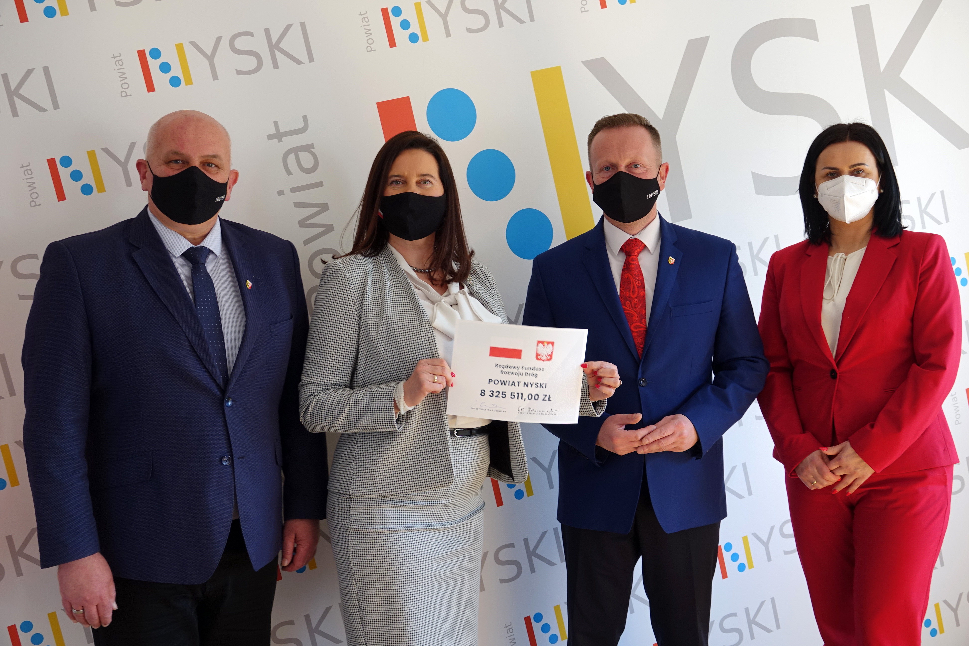Zarząd Powiatu w Nysie z rąk poseł na Sejm Violetty Porowskiej otrzymał symboliczny czek na kwotę 8 325 511 zł.