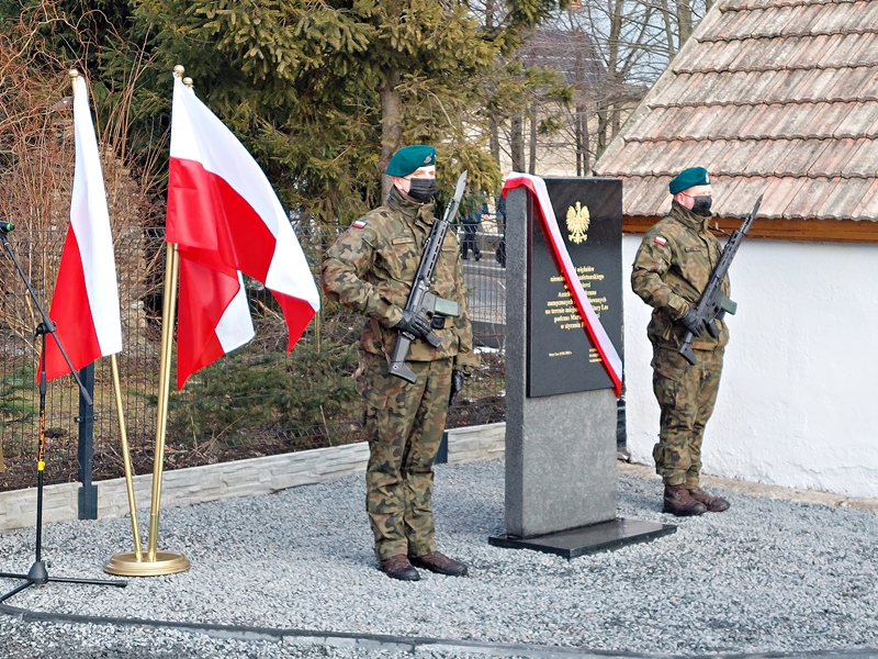 żołnierze przed tablicą pamiątkową