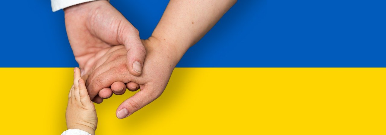 Flaga Ukrainy, na której są dłonie
