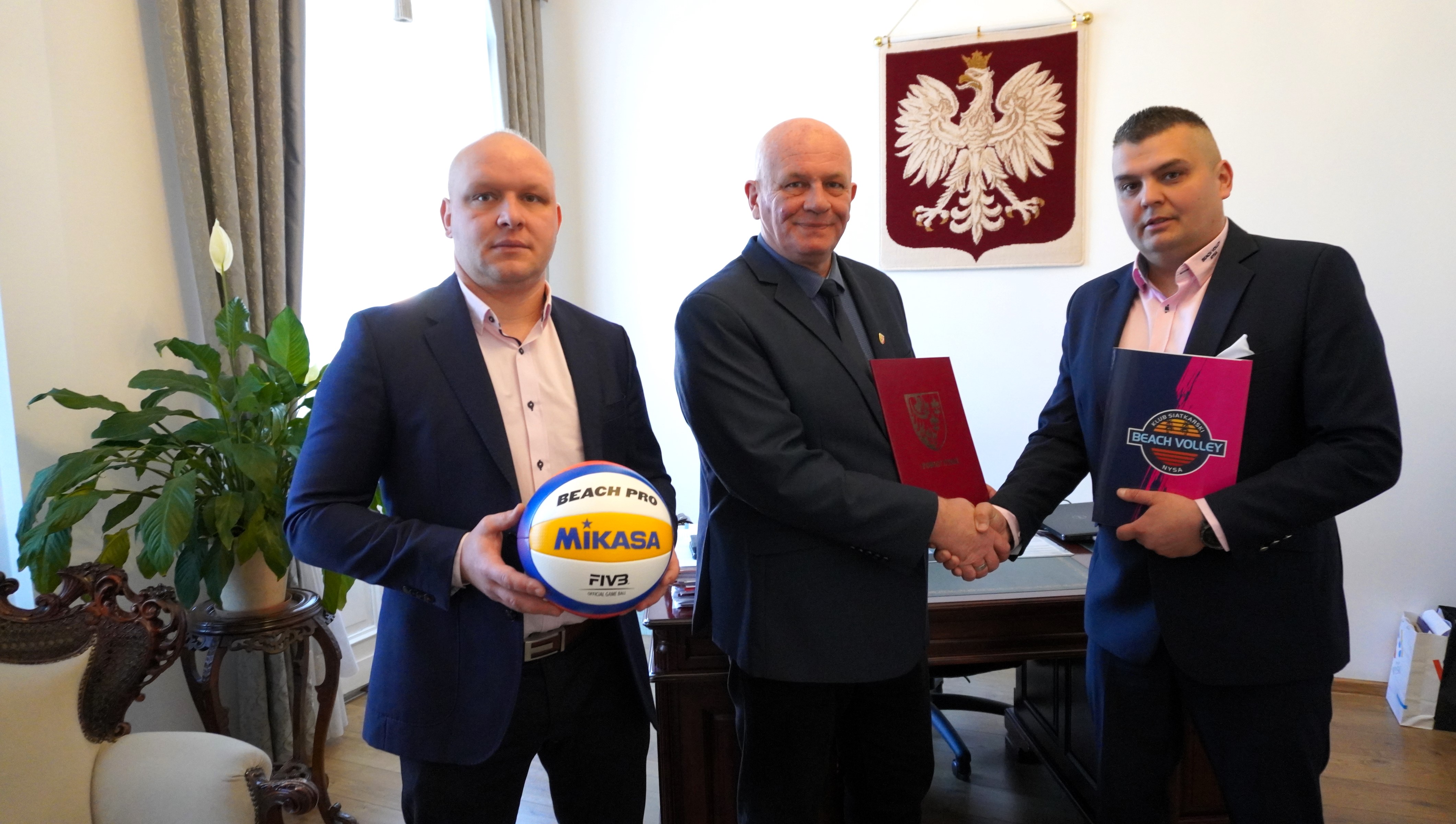 Andrzej Kruczkiewicz Starosta Nyski gościł Wojciecha Kondrackiego oraz Dariusza Prygę Prezesów KS Beach Volley Nysa. 