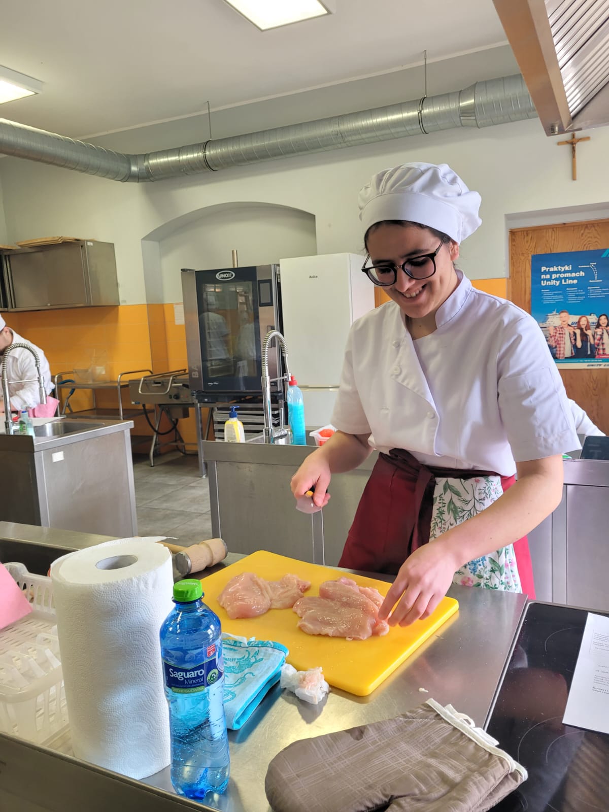 Kinga Kucia, uczennica klasy 3 PX Zespołu Szkół Technicznych w Nysie, będąca uczestniczką Hufca Pracy w Nysie została zwycięzcą w konkursie ”Sprawny w Zawodzie 2024” w kategorii kucharz.